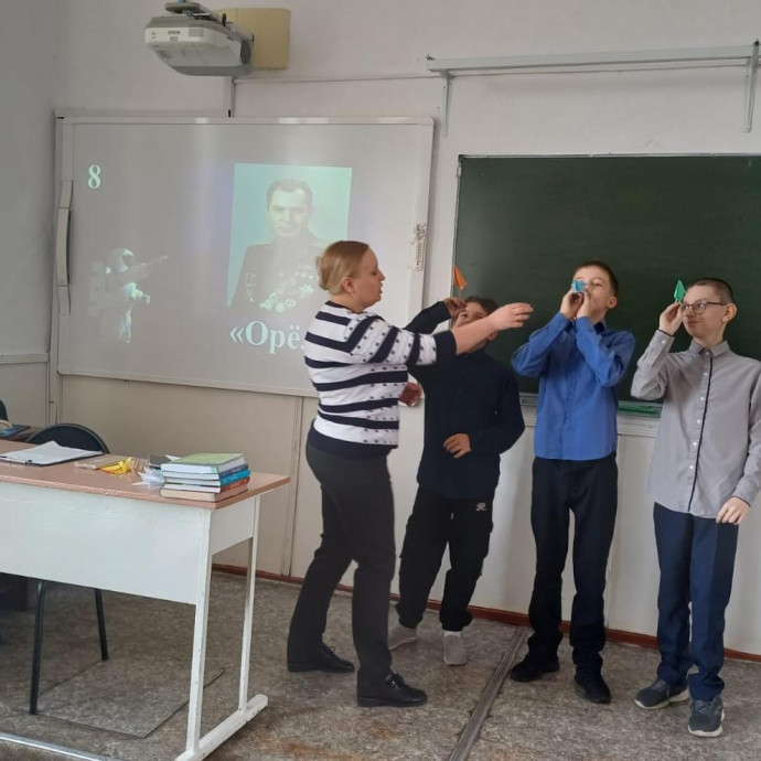 Познавательный час «Алексей Леонов. Первый выход в космос»